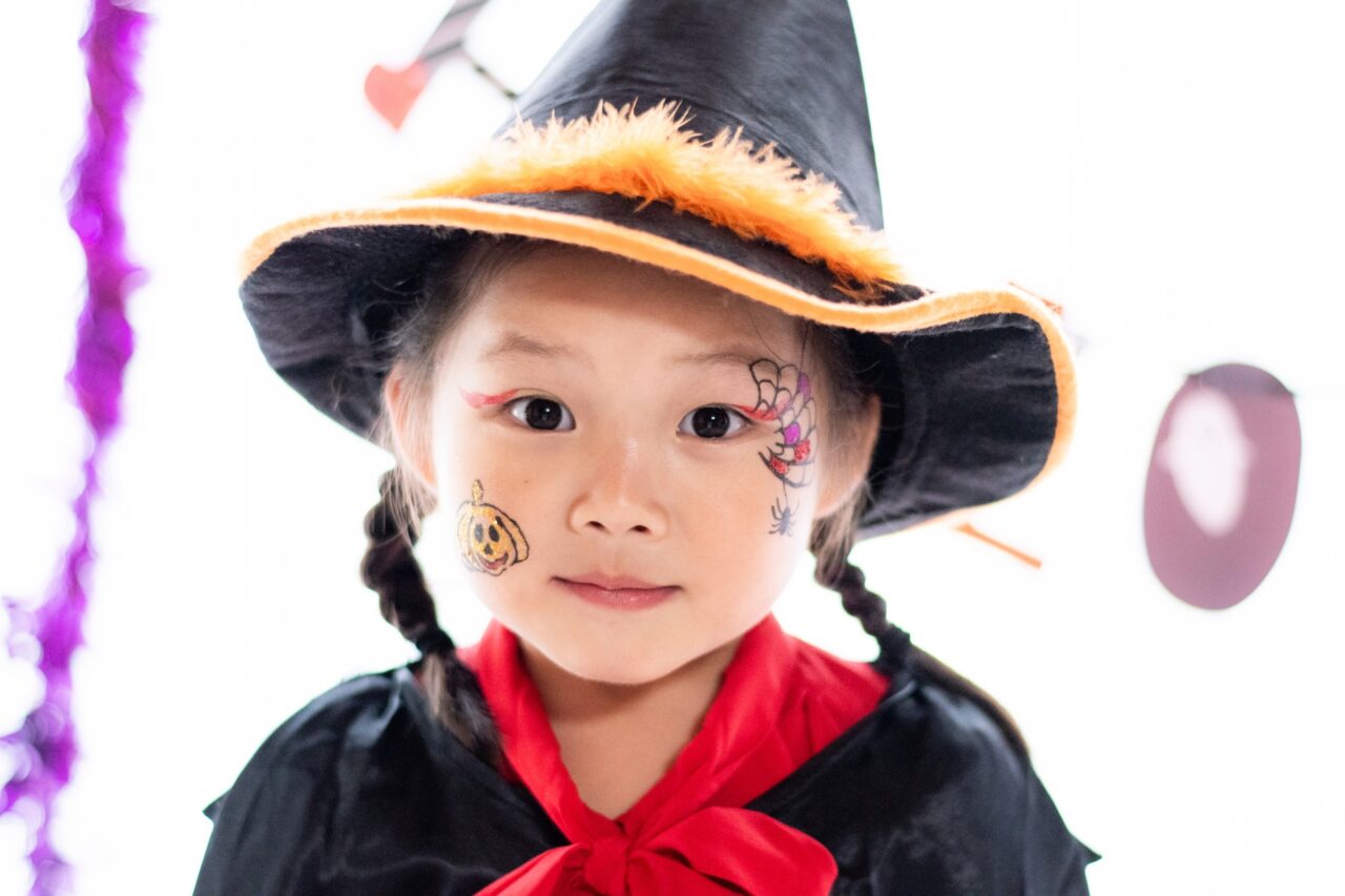 ハロウィンのメイク！子供も楽しみたい！100均で揃うプチプラコスメと仮装メイクグッズ！